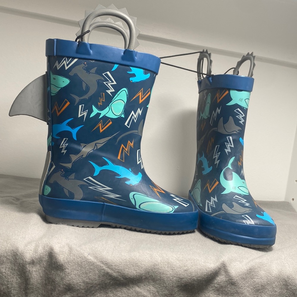 Brand new kids shark rainboots, size 7/8